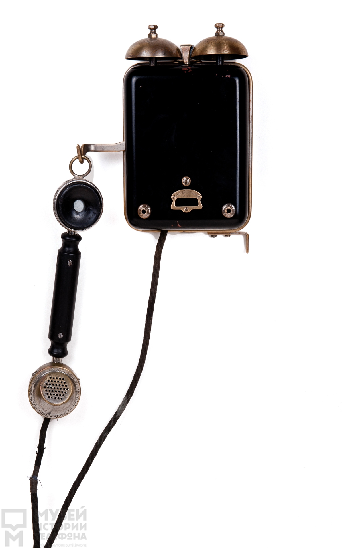 Телефонный аппарат системы ЦБ с микротелефонной трубкой и поляризованным звонком в корпусе из листового металла