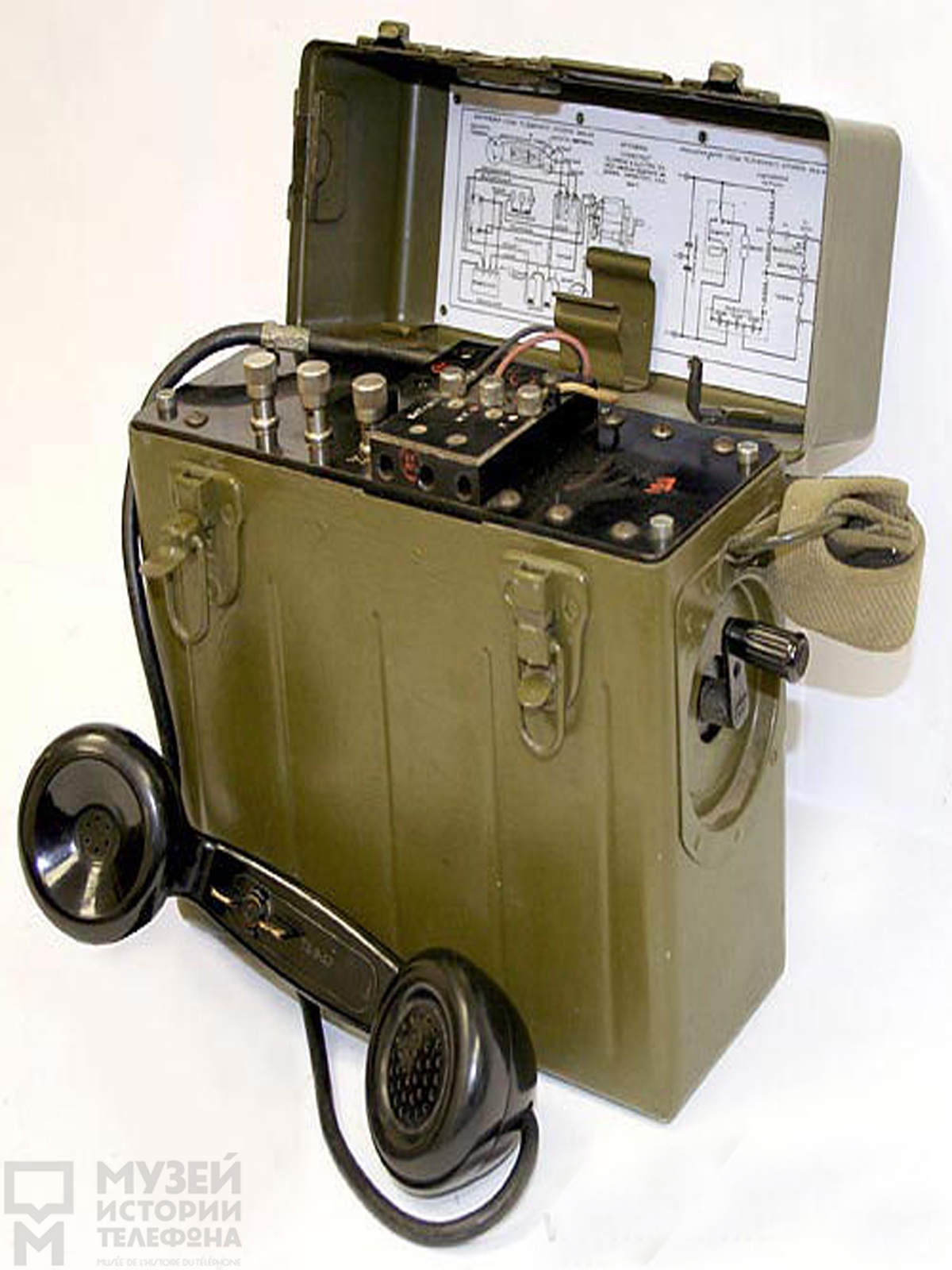 Полевой телефонный аппарат ИАА-44, поставлялся в СССР во время ВОВ