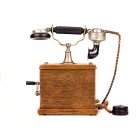 Телефонный аппарат в деревянном корпусе с микротелефонной трубкой на рычажном держателе,  встроенным индуктором и поляризованным звонком, модель ЕВ 08
