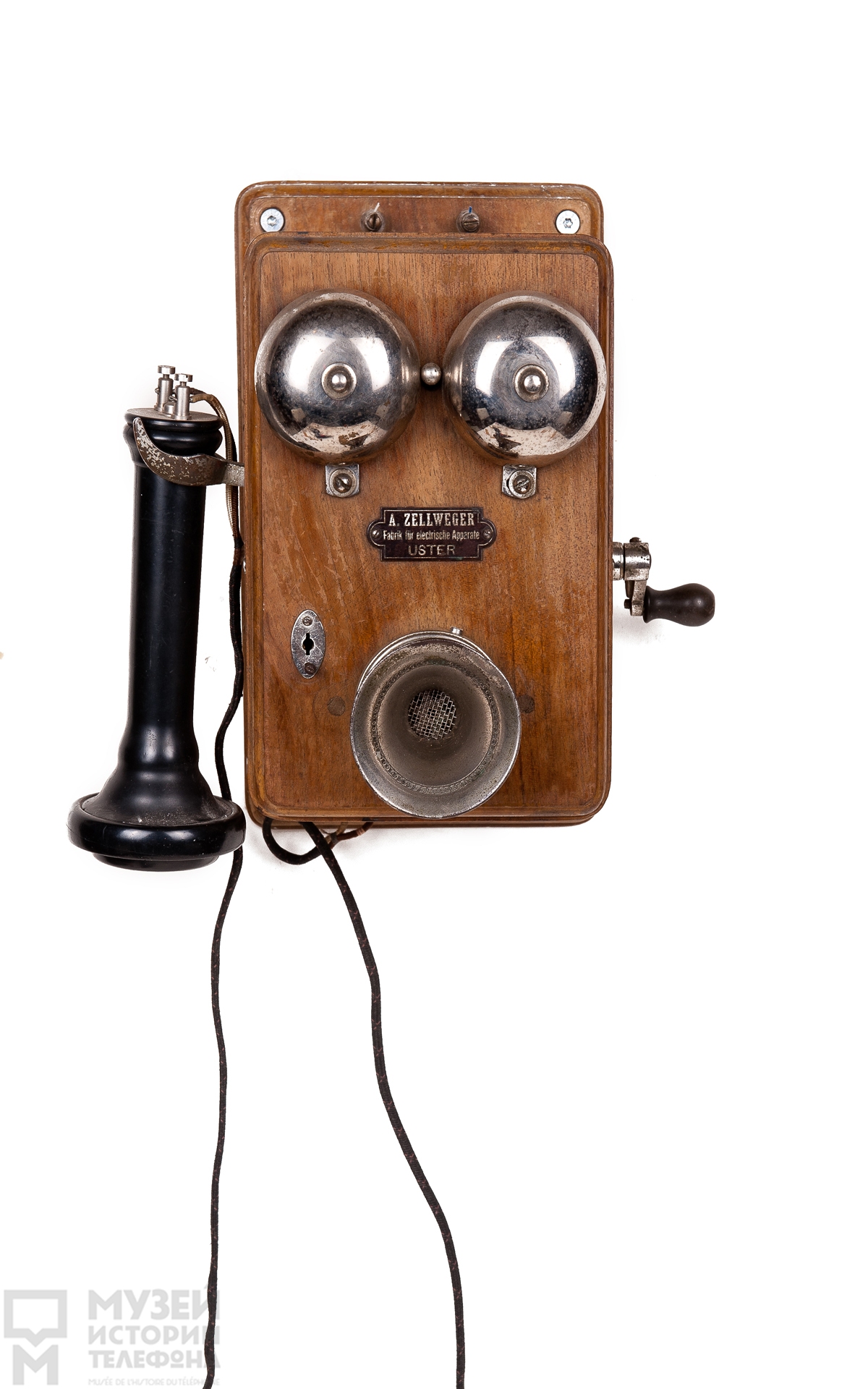 Телефонный аппарат системы МБ с индукторным звонком, наушником в виде трубки Белла и микрофоном