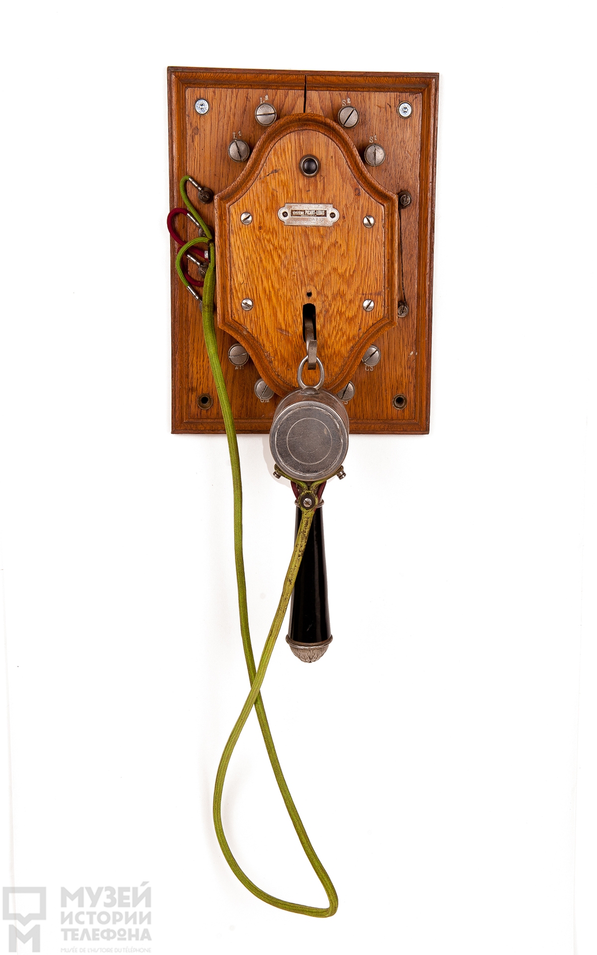 Телефонный аппарат батарейного вызова в деревянном корпусе, система МБ