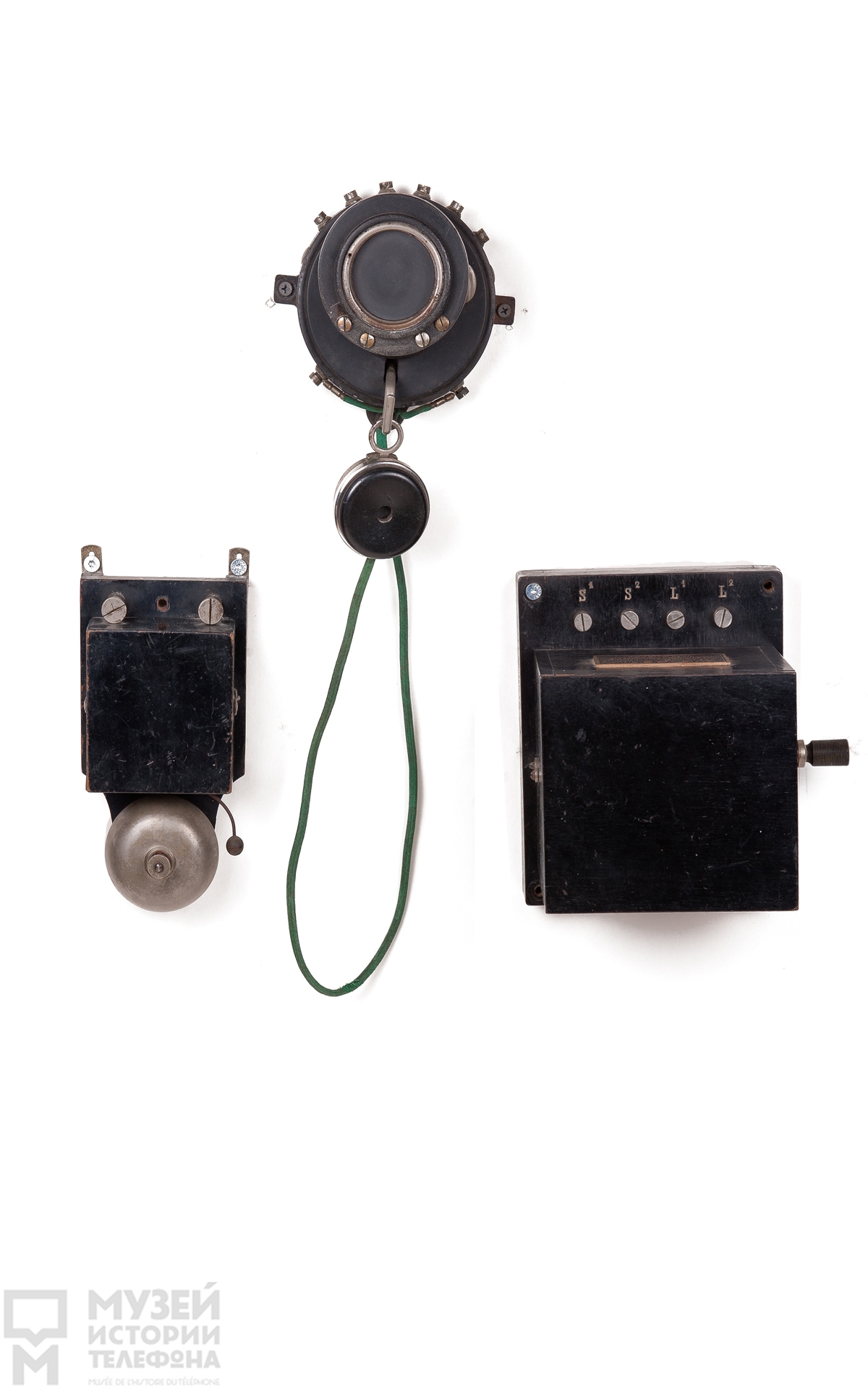 Телефонный аппарат батарейного вызова с угольным микрофоном системы А.Бертона и наушником конструкции К.Адера