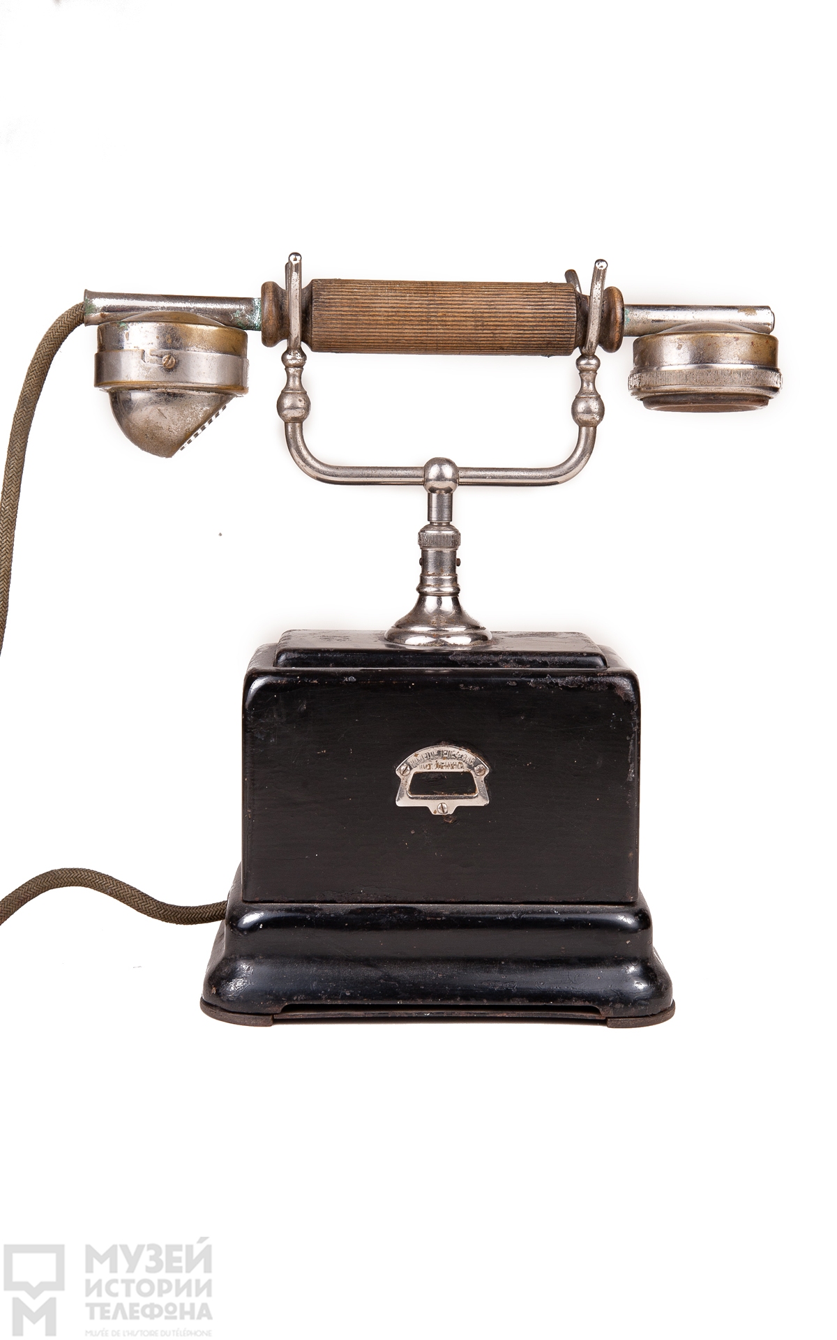 Телефонный аппарат с микротелефонной трубкой в корпусе из листового металла