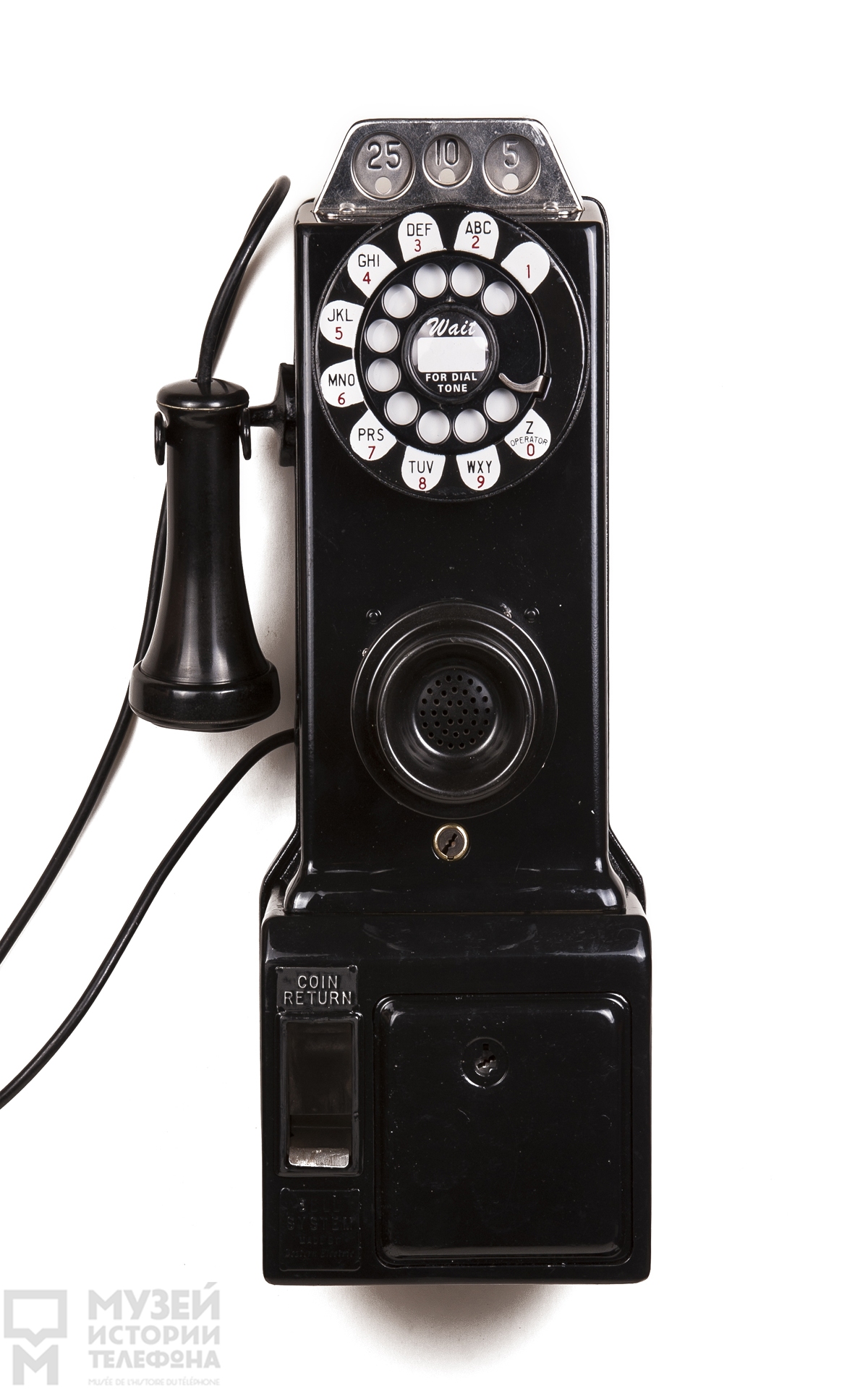 Настенный таксофон системы АТС с наушником в виде трубки Белла, микрофоном и ящиком-монетоприёмником на три вида монет - 25, 10 и 5 центов, модель "Gray telephone station"