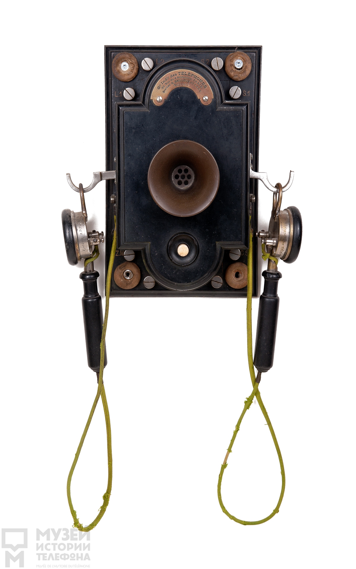Телефонный аппарат батарейного вызова системы  Ж.Байё с микрофоном и двумя наушниками конструкции К.Адера, материал корпуса - прессованная древесина