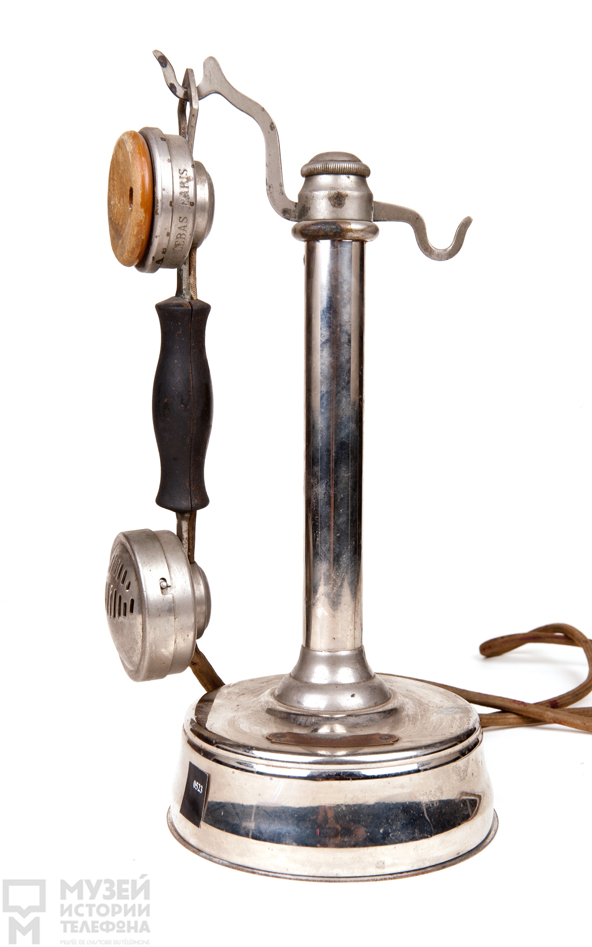 Телефонный аппарат-стойка в металлическом корпусе с микротелефонной трубкой и дополнительным наушником