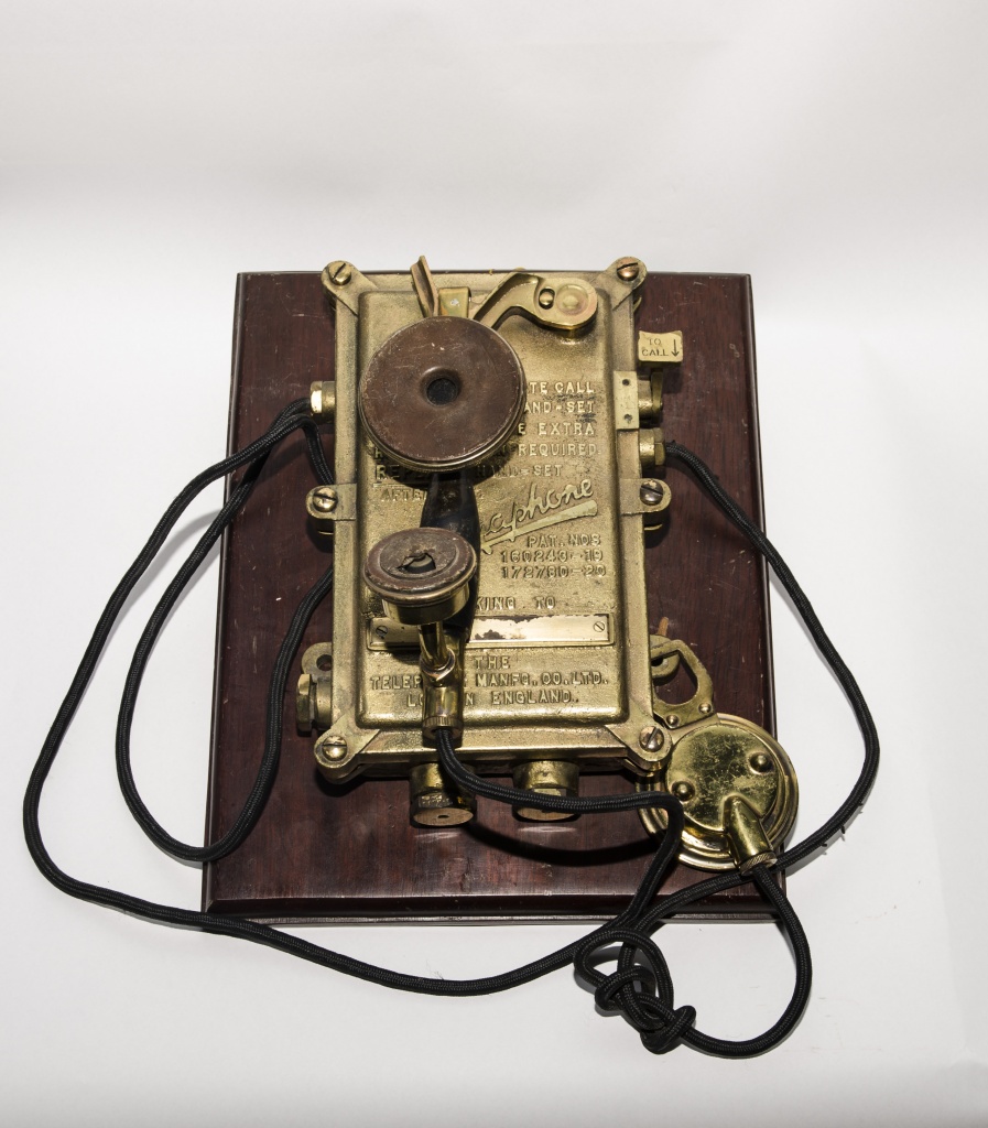 Телефон-ларингофон фирмы «The TELEPHONE MANFG.CO.LTD»