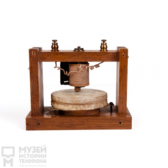 Историческая реплика первого телефона Белла 1875 года