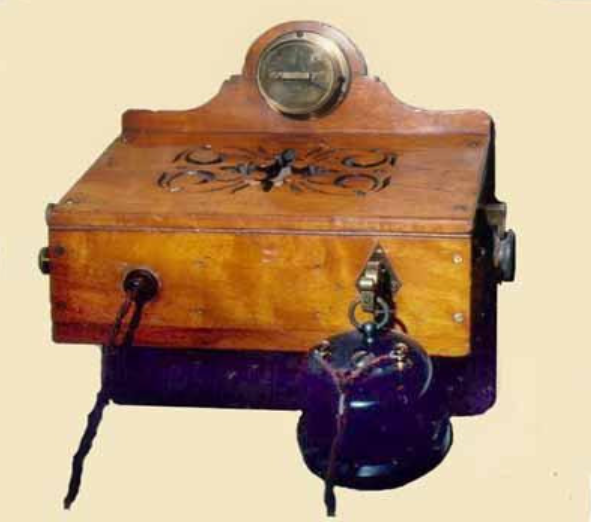 Телефон Кроссли с наушником его собственной конструкции и декоративной панелью